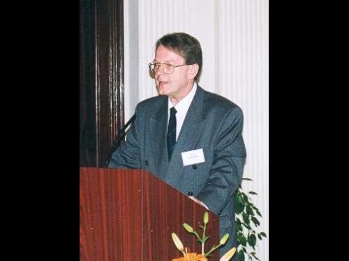 Dr. Fischer János, a Magyarországi Humboldt-Egyesület elnöke megnyitó beszédét tartja