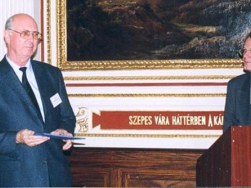 Prof. Dr. Wolfgang Frühwald, az Alexander von Humboldt-Stiftung elnöke átveszi Dr. Fischer Jánostól, a Magyarországi Humboldt-Egyesület tiszteletbeli tagjának járó oklevelet