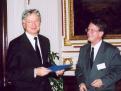 Dr. Manfred Osten átveszi Dr. Fischer Jánostól a Magyarországi Humboldt-Egyesület új tiszteletbeli tagjának szóló oklevelet